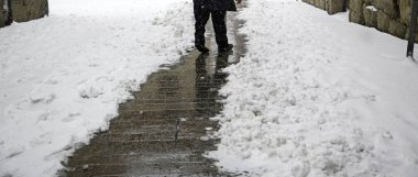 Adam karlı üzerinde yürüyüş