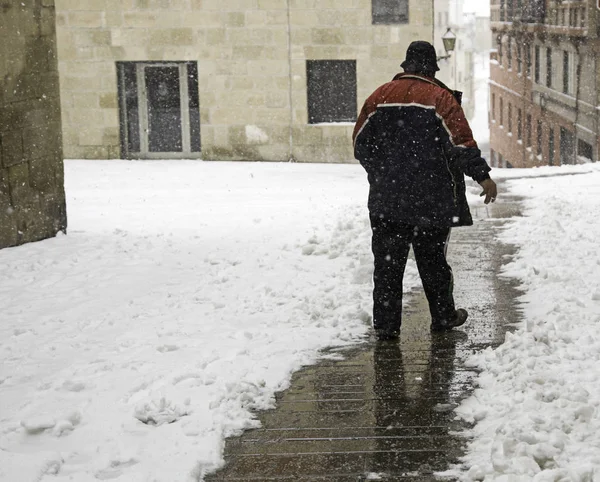 Man walking on snowy — Stock Photo, Image