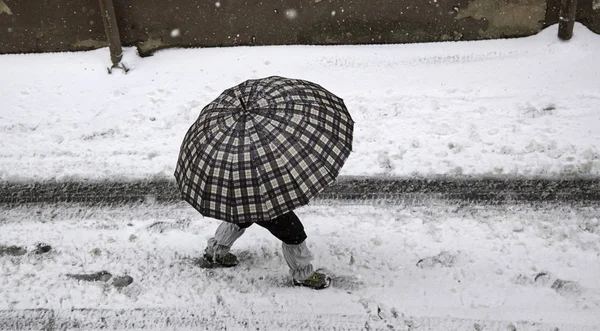 雪の中を歩く女性 — ストック写真