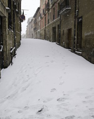 Sokağın ortasında kar yağışı