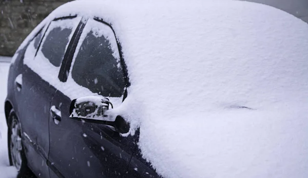 Neve carro coberto — Fotografia de Stock