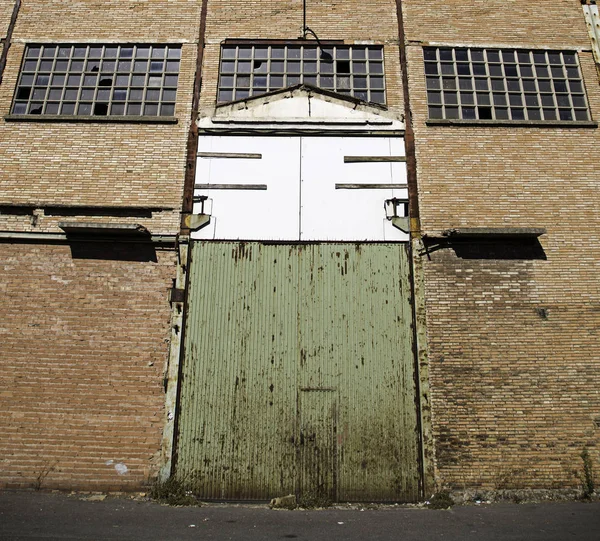 Porta de metal fabrica — Fotografia de Stock