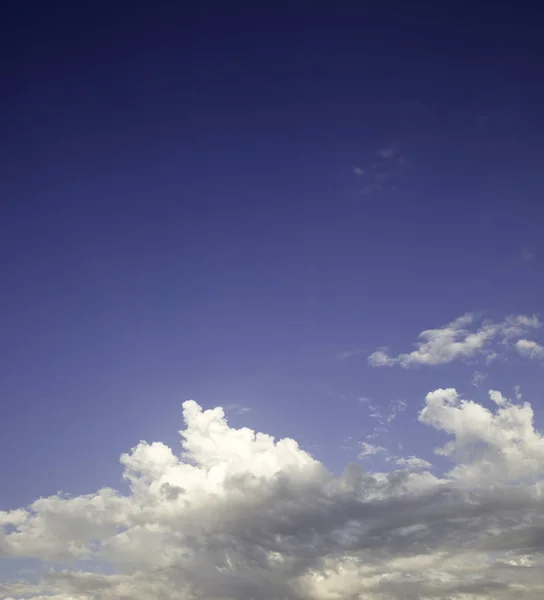 Небо с ясными облаками — стоковое фото