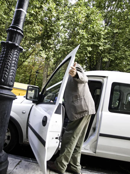 Homem pegando táxi — Fotografia de Stock