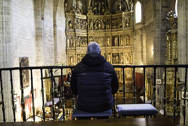 Hombre orando iglesia —  Fotos de Stock