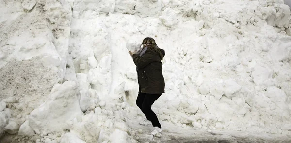 Mujer jugando nieve — Foto de Stock