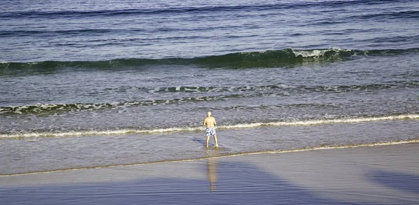 Seniorchef badet am Strand — Stockfoto