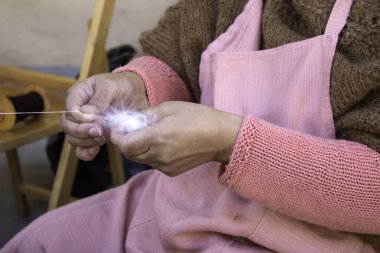 Dönen çarkın üzerinde dönen yün