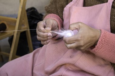 Dönen çarkın üzerinde dönen yün