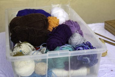 Yün yumağı örgü aletleri