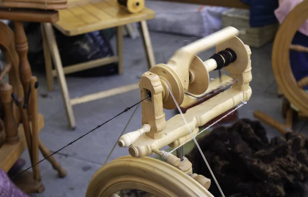 Filatura di lana su rotella — Foto Stock