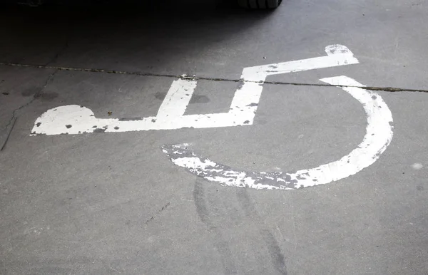 Парковка для инвалидов — стоковое фото