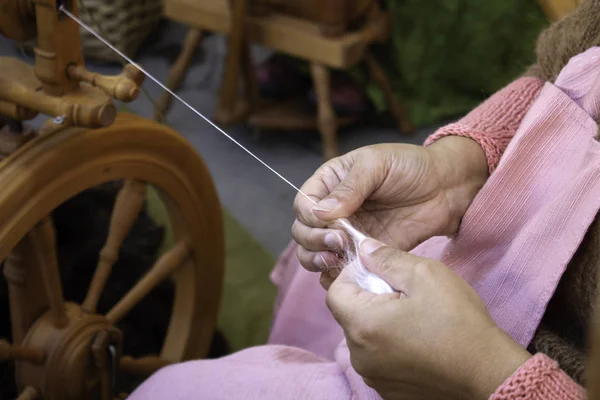 Filatura di lana su rotella — Foto Stock