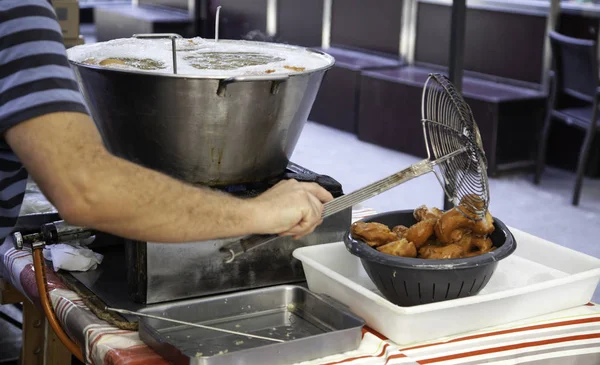 Donuts in de pan — Stockfoto