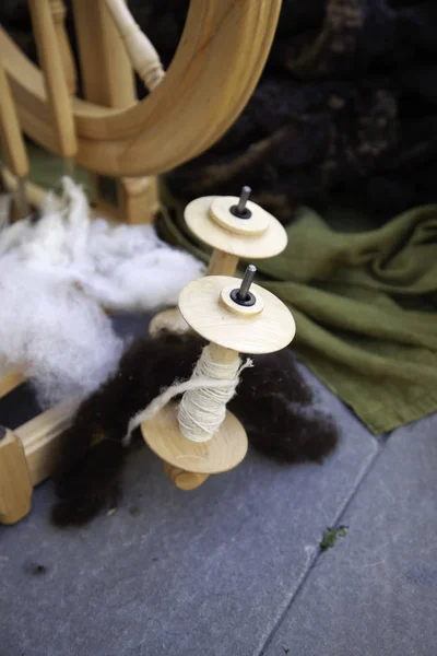 回転輪に毛糸を紡ぐ — ストック写真