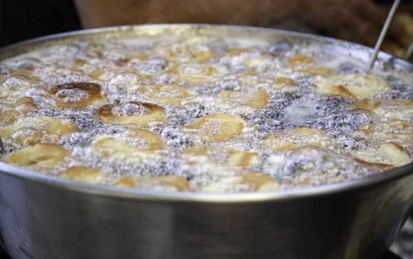 Donuts in der Pfanne — Stockfoto