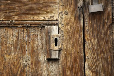 Asma kilit kırık kapı