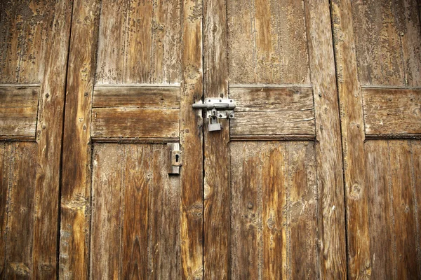 Hänglås trasig dörr — Stockfoto