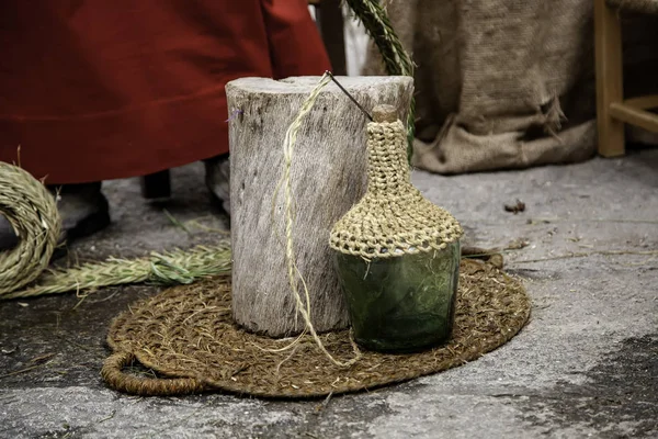 Handwerker bastelt Körbe — Stockfoto