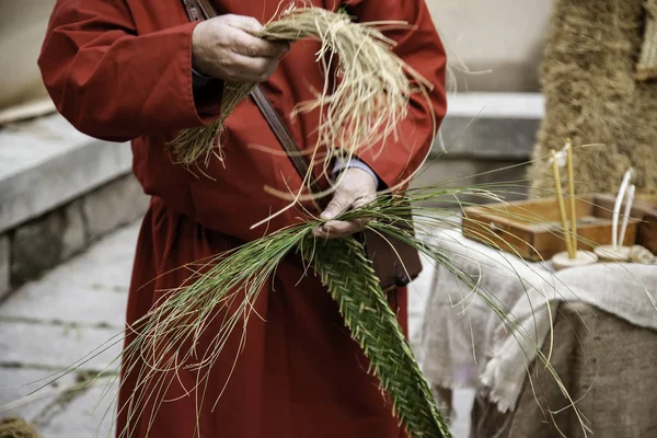 Craftsman making baskets — Stock Photo, Image