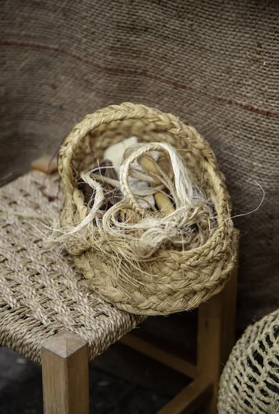 Craftsman making baskets — Stock Photo, Image