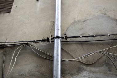 Eski kablolar ön cephede