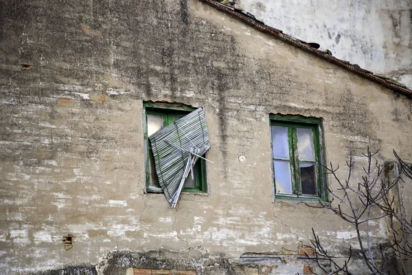废弃房屋的窗户 — 图库照片