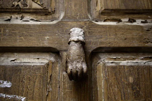 Drewniane drzwi pokrętło — Zdjęcie stockowe