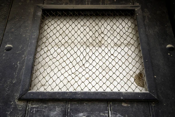 Fenster mit Gittern — Stockfoto