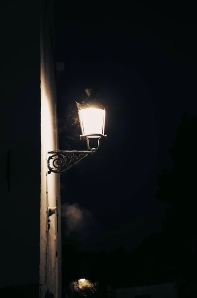 Λάμπα δρόμου αναμμένη τη νύχτα — Φωτογραφία Αρχείου