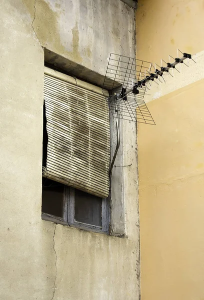 Fenêtre dans maison abandonnée — Photo