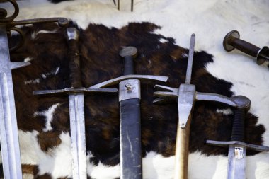 Kılıçlar ve ortaçağ silahları.