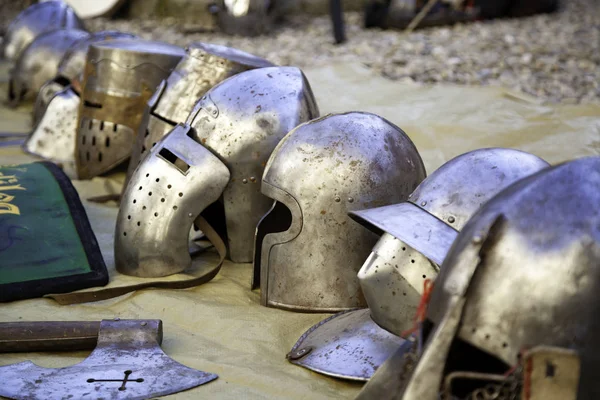 Rüstung mittelalterliche Helme — Stockfoto