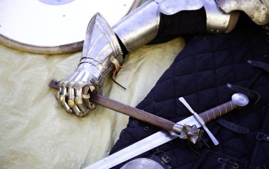 Ortaçağ zırhı kask