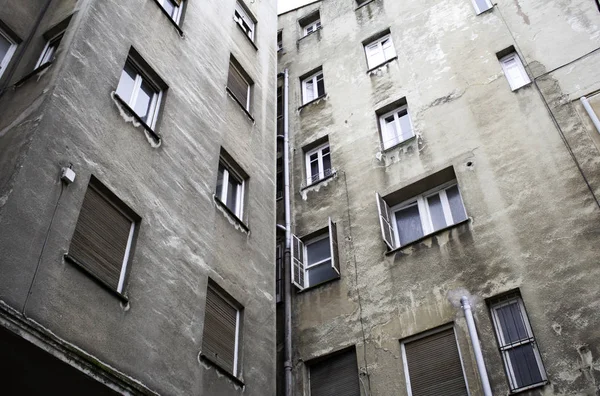 Deteriorated building in city — Stock Photo, Image