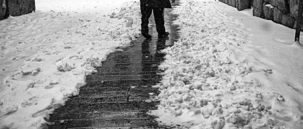 Man går på snöiga — Stockfoto