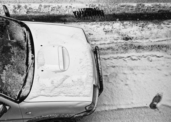 Samochód pokryte śniegiem — Zdjęcie stockowe