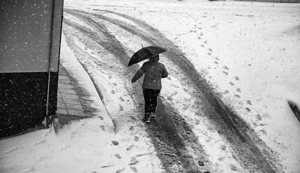 Kobieta przechodziła w śniegu — Zdjęcie stockowe