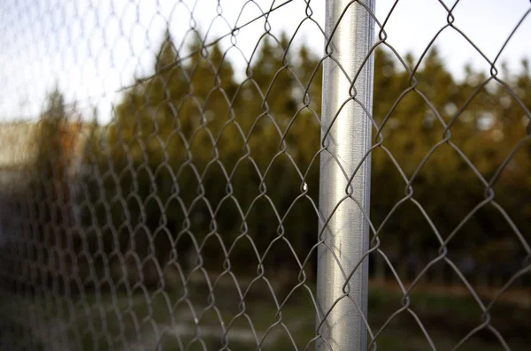 在接触场 战争屏障 受害者等地点安装铁丝网 — 图库照片