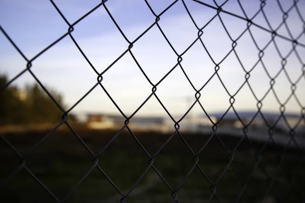 在接触场 战争屏障 受害者等地点安装铁丝网 — 图库照片