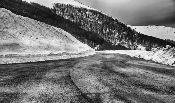 道路上の氷と雪 12月と危険 — ストック写真