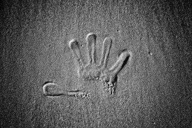 Plaj kumu, tatil ve Turizm üzerinde işaretlenmiş el izi