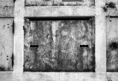 Mezarlıkta taş oyuğu, inşaat, ölüm ve din