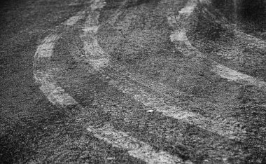 Tekerlek fren izi yolda, seyahat ve ulaşım