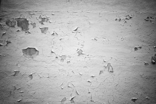 Ραγισμένα Τοίχο Άσπρο Ασβεστοκονίαμα Κομμάτια Χαρτιού Τραχιά Επιφάνεια — Φωτογραφία Αρχείου