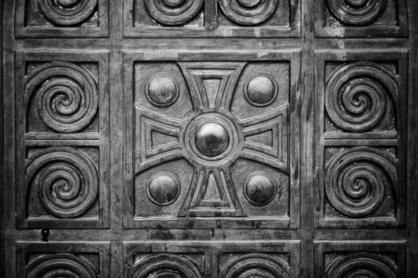 Деревянные Двери Резным Религиозным Крестом Зданием Архитектурой — стоковое фото