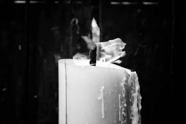 卢尔德教堂 宗教象征和恐怖主义教堂中点燃的蜡烛 — 图库照片