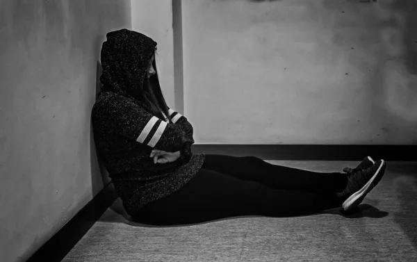Üzgün Kadın Hastanede Yatıyor Hastasıyla Ilgileniyor Depresyonda — Stok fotoğraf
