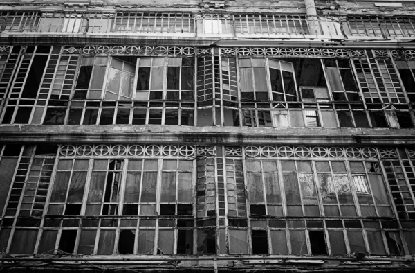 Edificio Ruinas Con Acristalamiento Oxidado Construcción —  Fotos de Stock