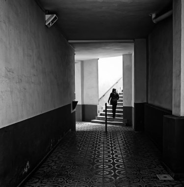 Kentsel caddedeki mermer merdivenler, inşaat ve mimari